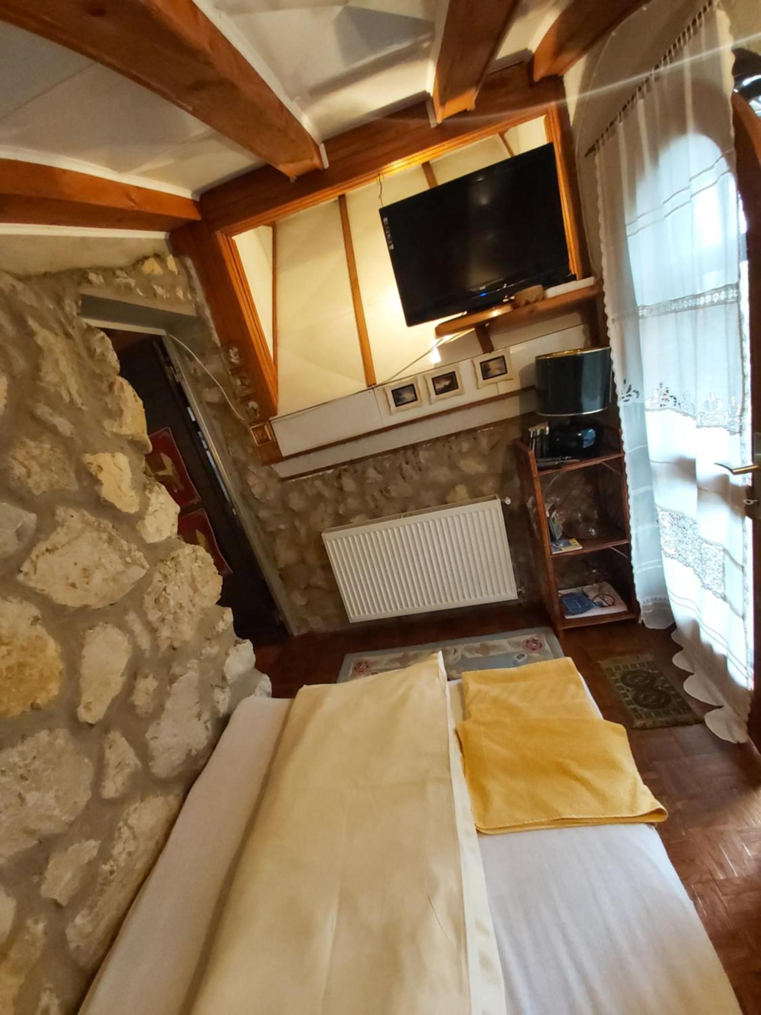 Guesthouse Bajka Vinci الغرفة الصورة